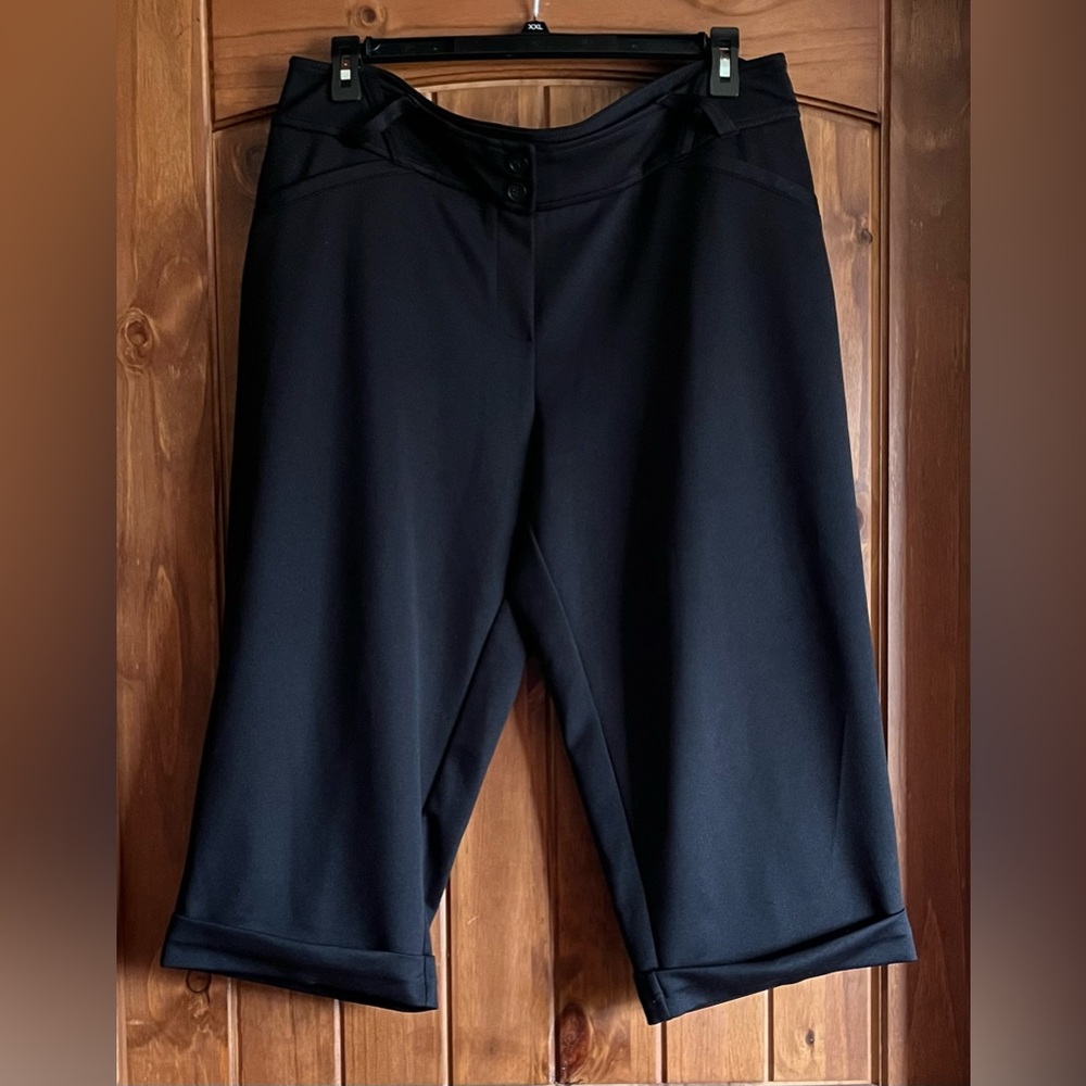 Fashion Bug Women’s black crop pants size 18/20. 95% polyester 5% spandex.